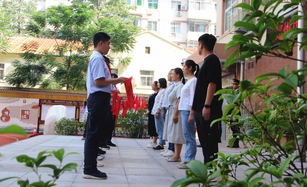 各中队代表为辅导员佩戴红领巾 各中队代表为辅导员佩戴红领巾